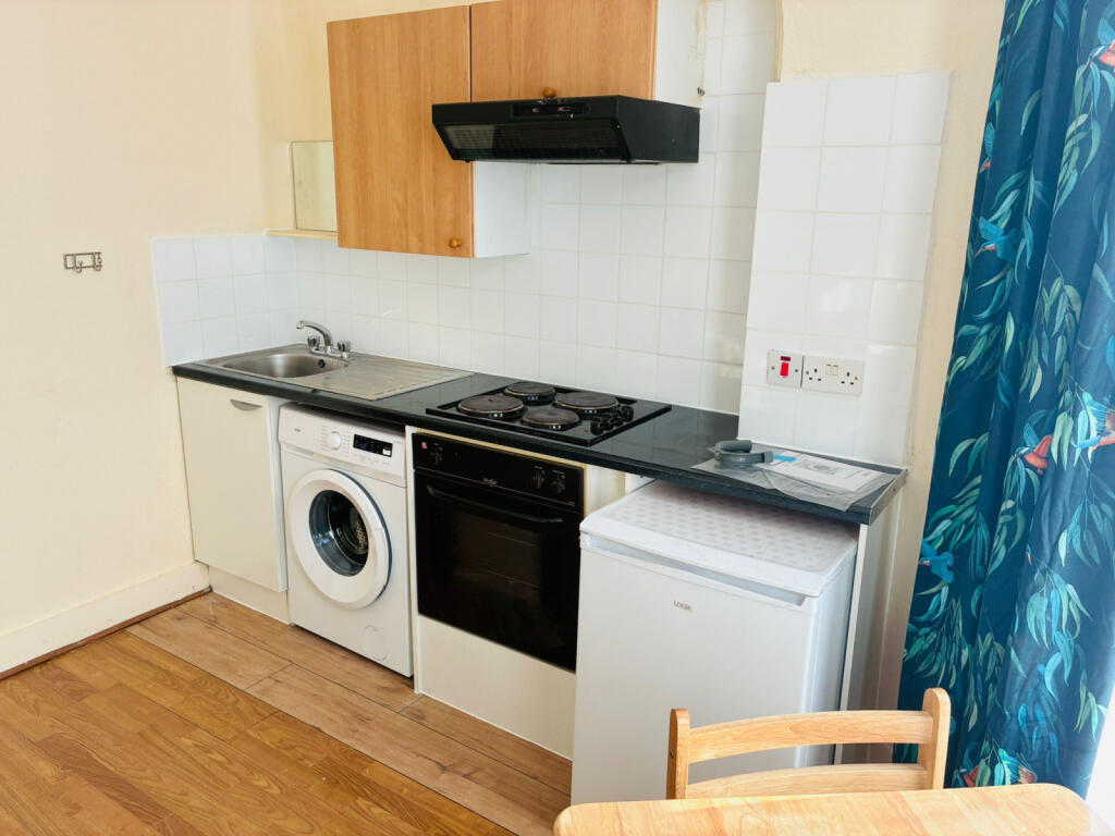 A ground floor self-contained studio, N22