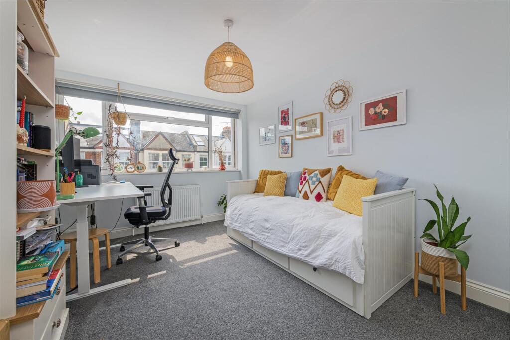 43 Penwith Rd Bed 2.jpg