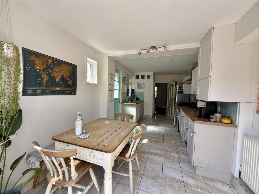 Kitchen/Dining Room: