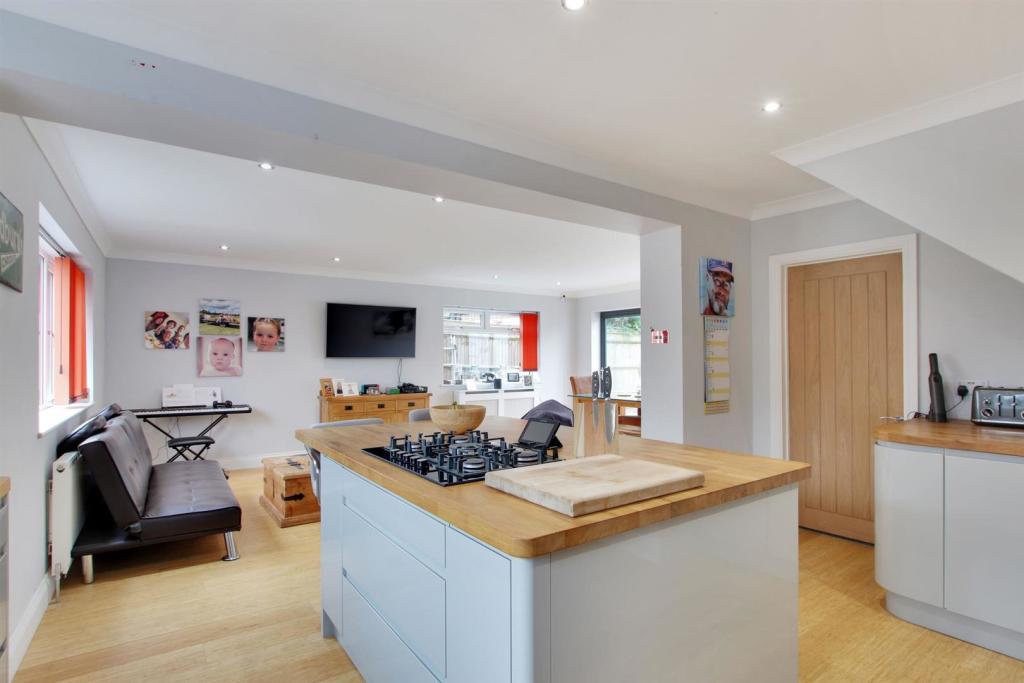 Kitchen 2.jpg