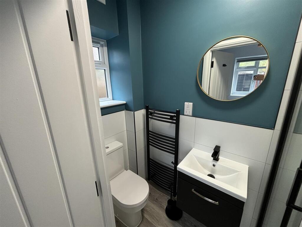 Room 3 - en-suite.jpg