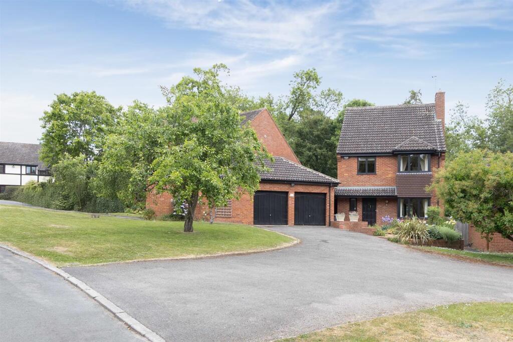 12 Manor House Close, Rugby (19).jpg