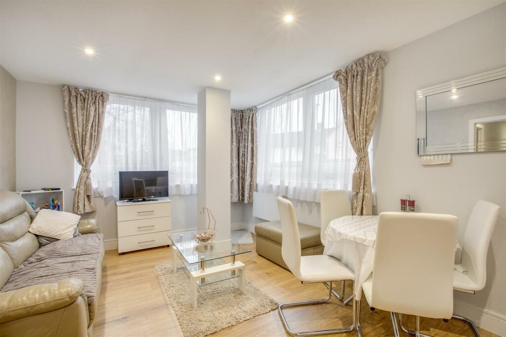 13 Castle House, Desborough Road, HP11 2FP-7.jpg