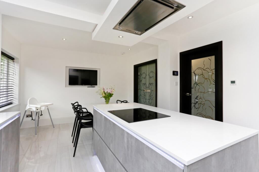 33 Bromet Close F...