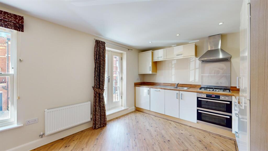 The Old Meadow 62 Kitchen Dining Area.jpg