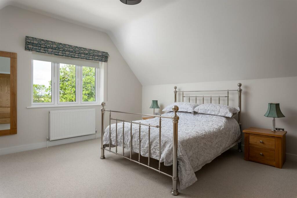 37 - Oakwood House - GL54 4NQ - Web.jpg