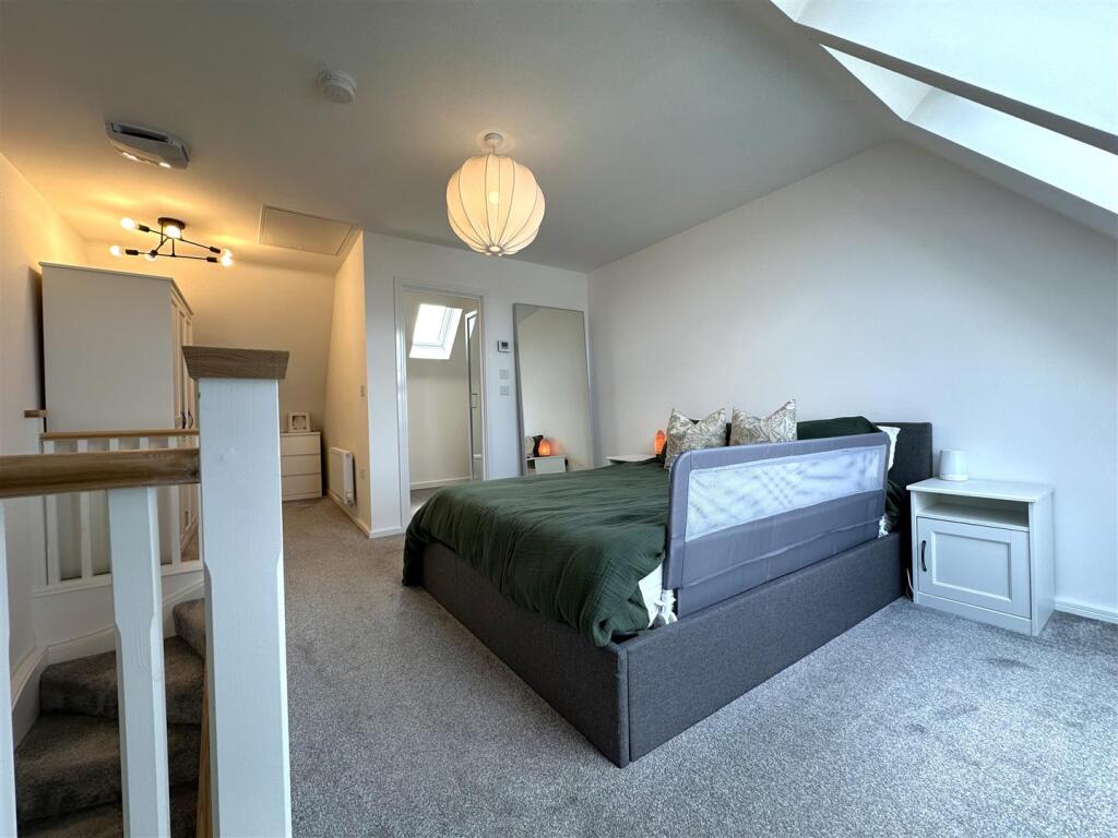 Principle Bedroom Into En-Suite 275