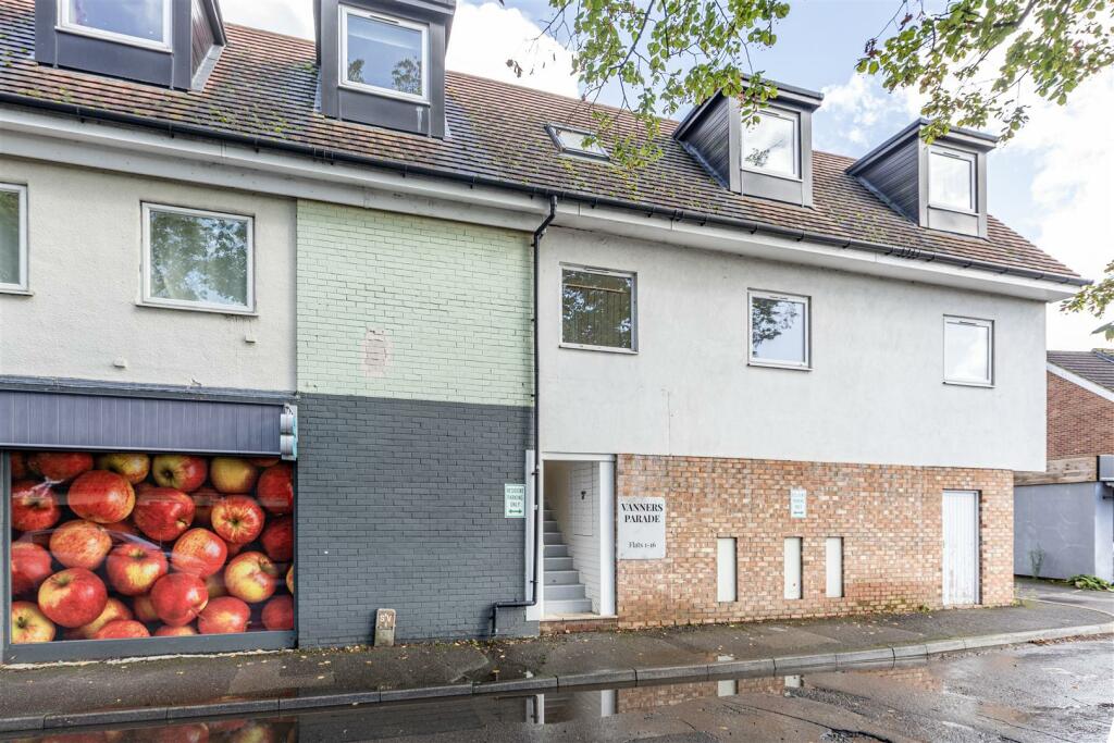 8 Vanners Parade, Byfleet, KT14 7RZ - 10.jpg