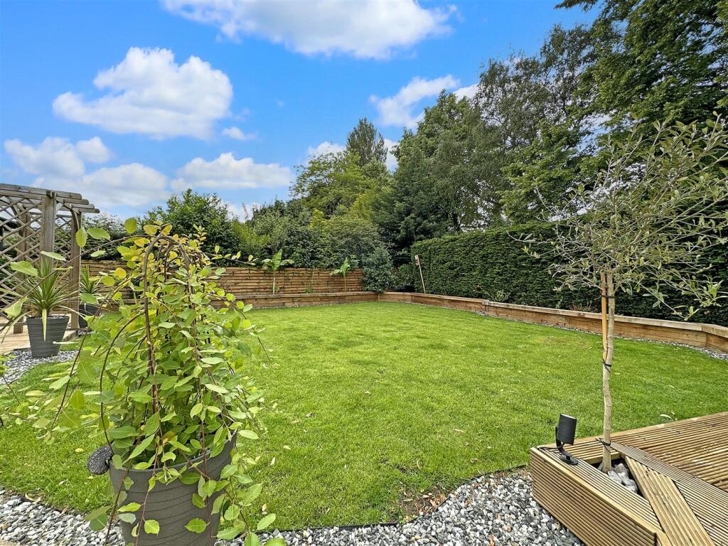 Hugely Private Garden 083