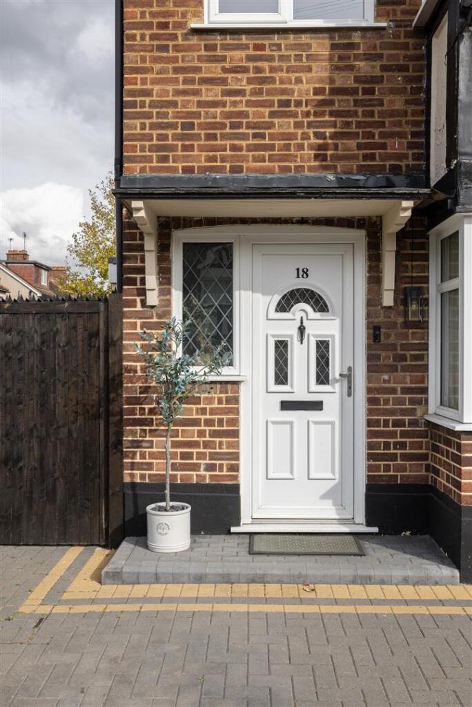 Brackley Square, IG8