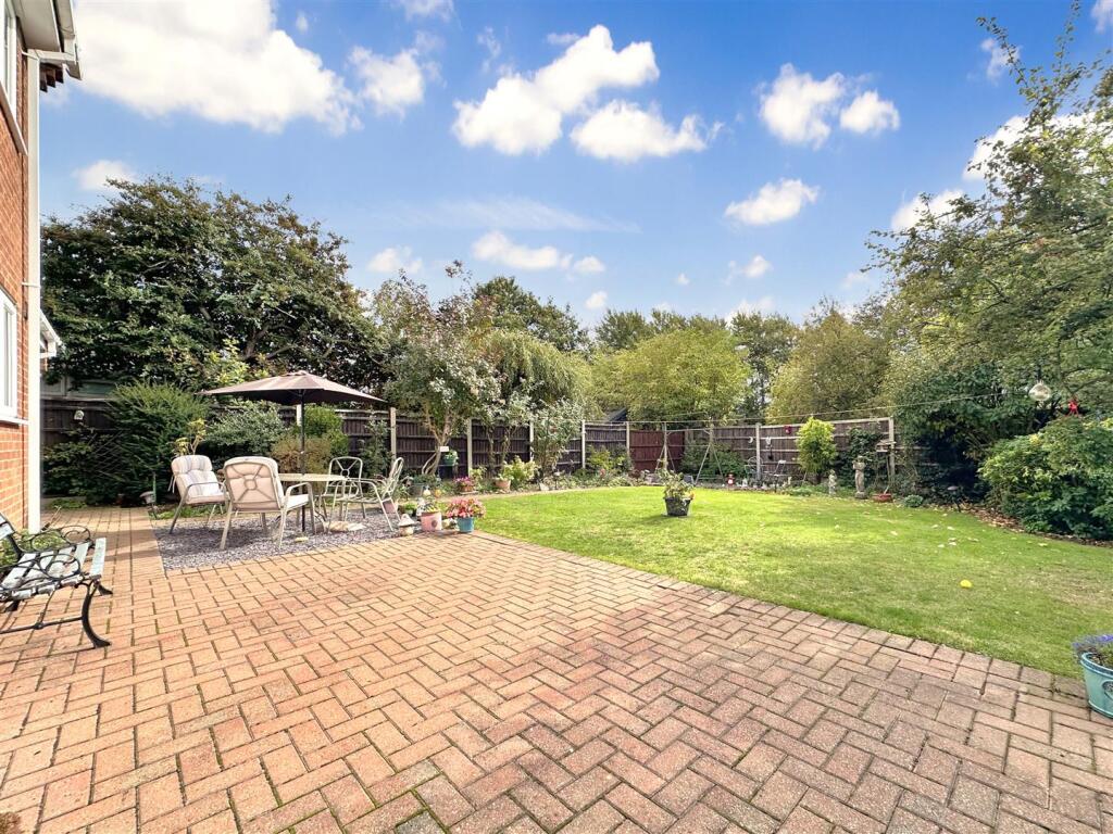 Lovely Private Garden 810