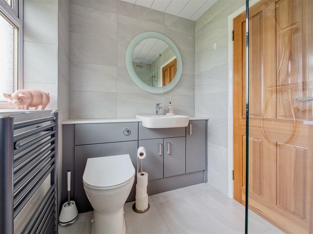 FAMILY SHOWER ROOM