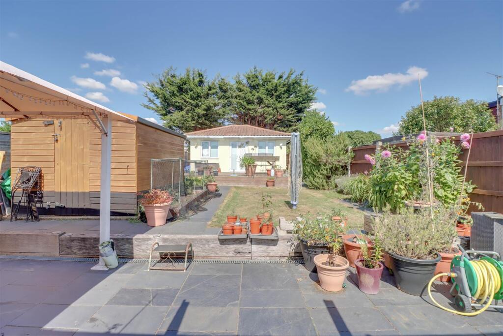 7 RETTENDON GARDENS WICKFORD-14.jpg