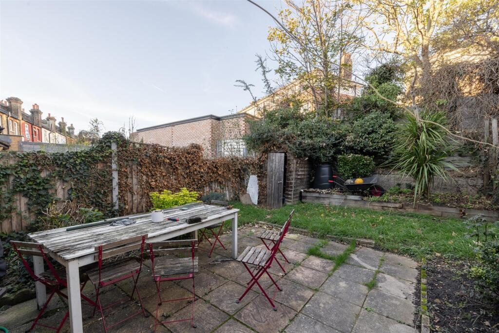 Cavendish Drive, E11