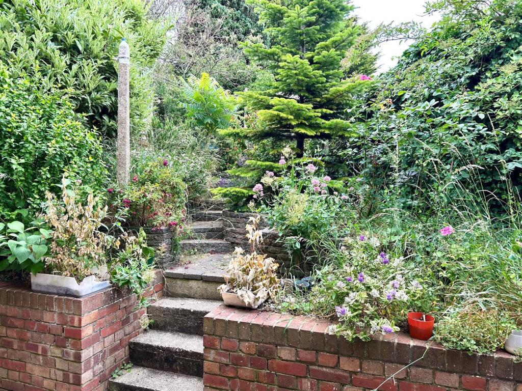 Chichester Close 3 garden.jpg