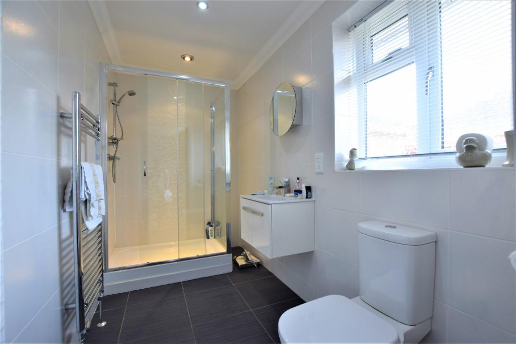 EN SUITE SHOWER ROOM