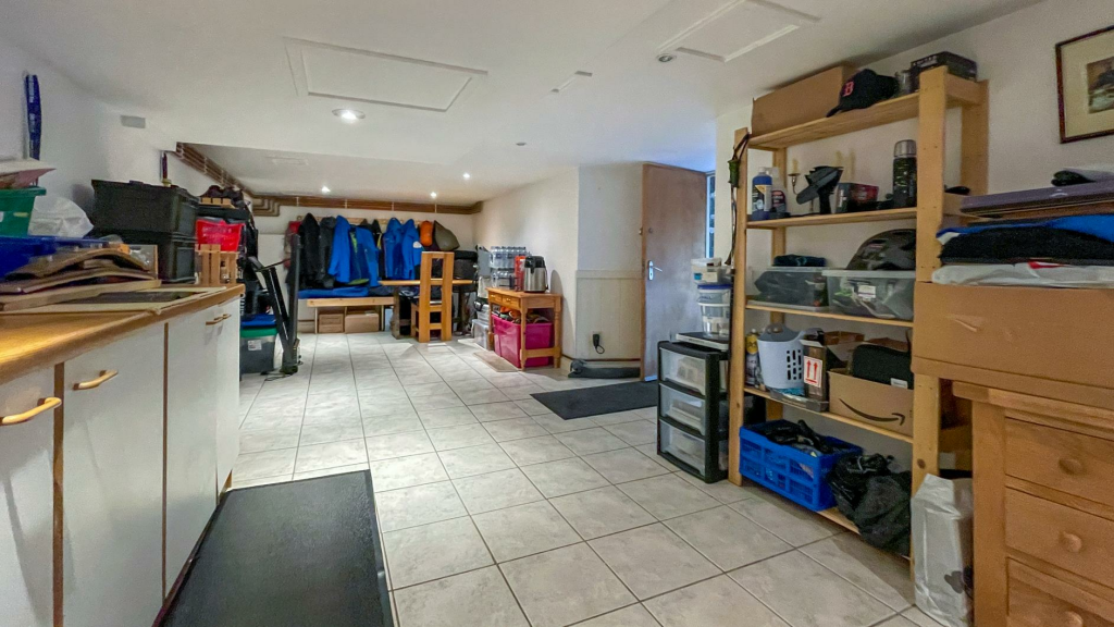 The Square 38-15.png