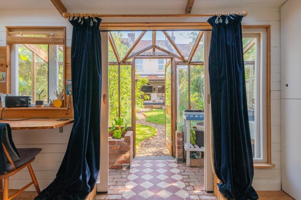 3Y7REN - Garden Room A.jpg