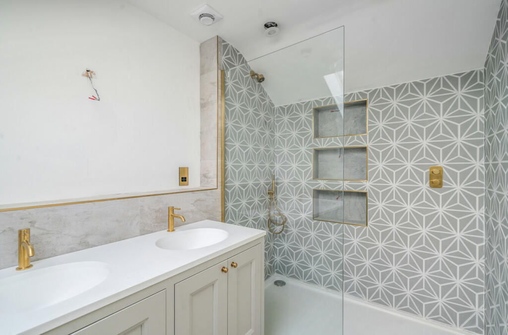 En Suite Shower Rm 1