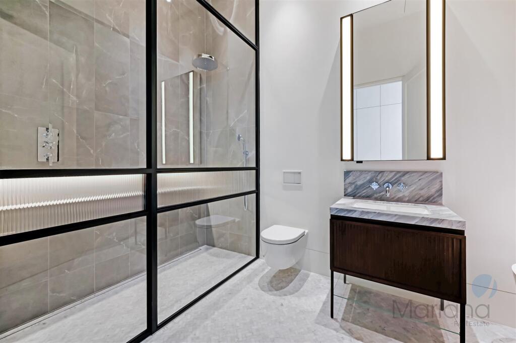 En-suite (Master Bedroom)