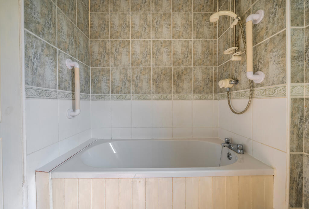 1305701-3-684063c...