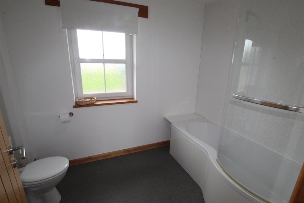 gr floor ensuite 1.JPG