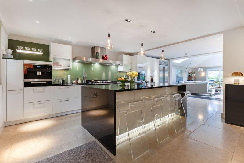 comprehensively fitted kitchen