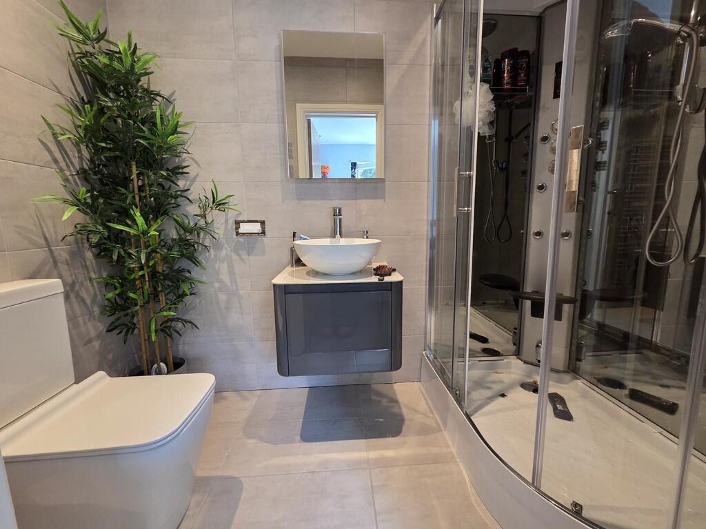 Bedroom 5 ensuite