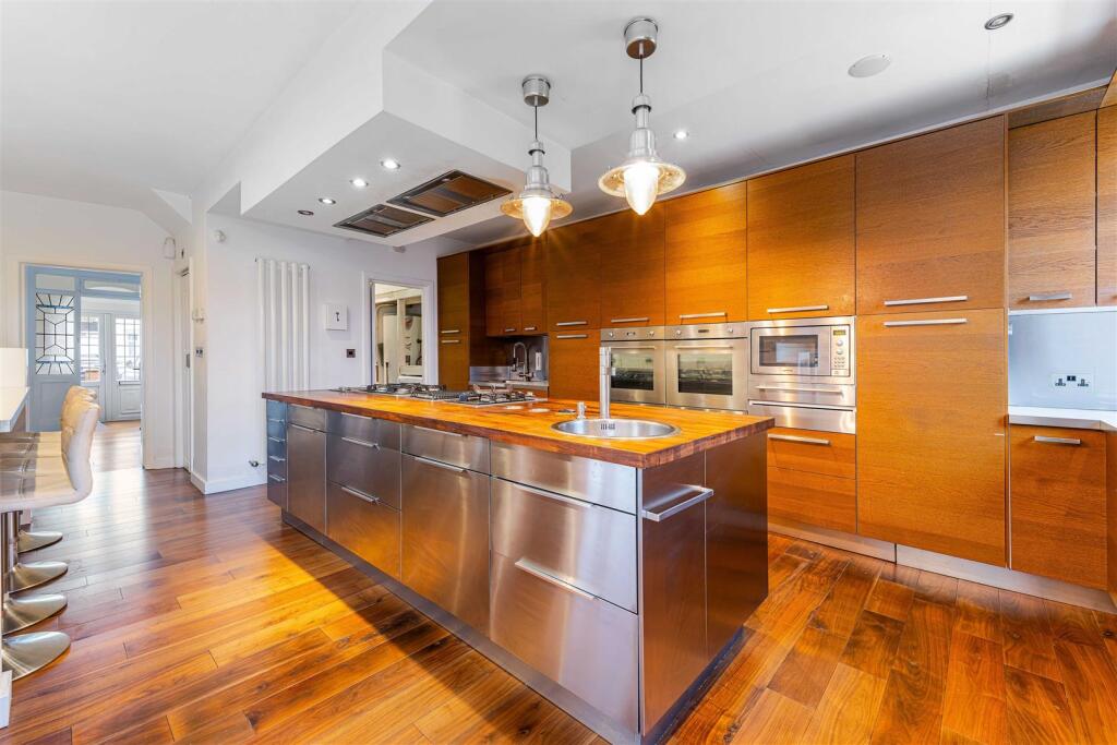 41 Oaklands Avenue, Isleworth TW7-8.jpg