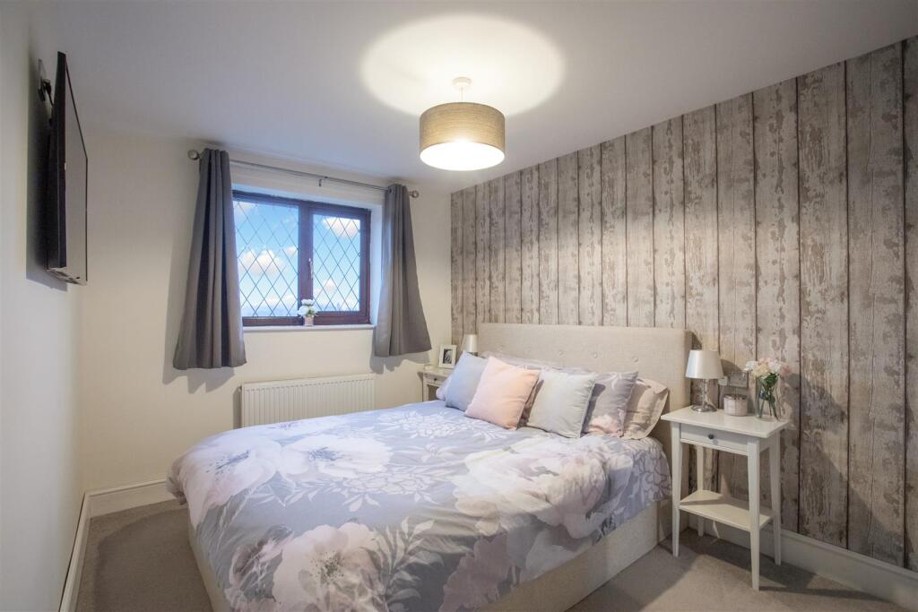 1 Redcar Close, Gedling, NG4 4EW-0020-Bedroom 1.jp