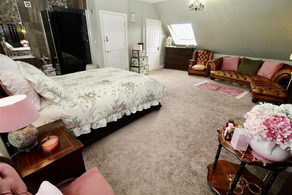 Penthouse Style Lounge/Bedroom/Shower Room