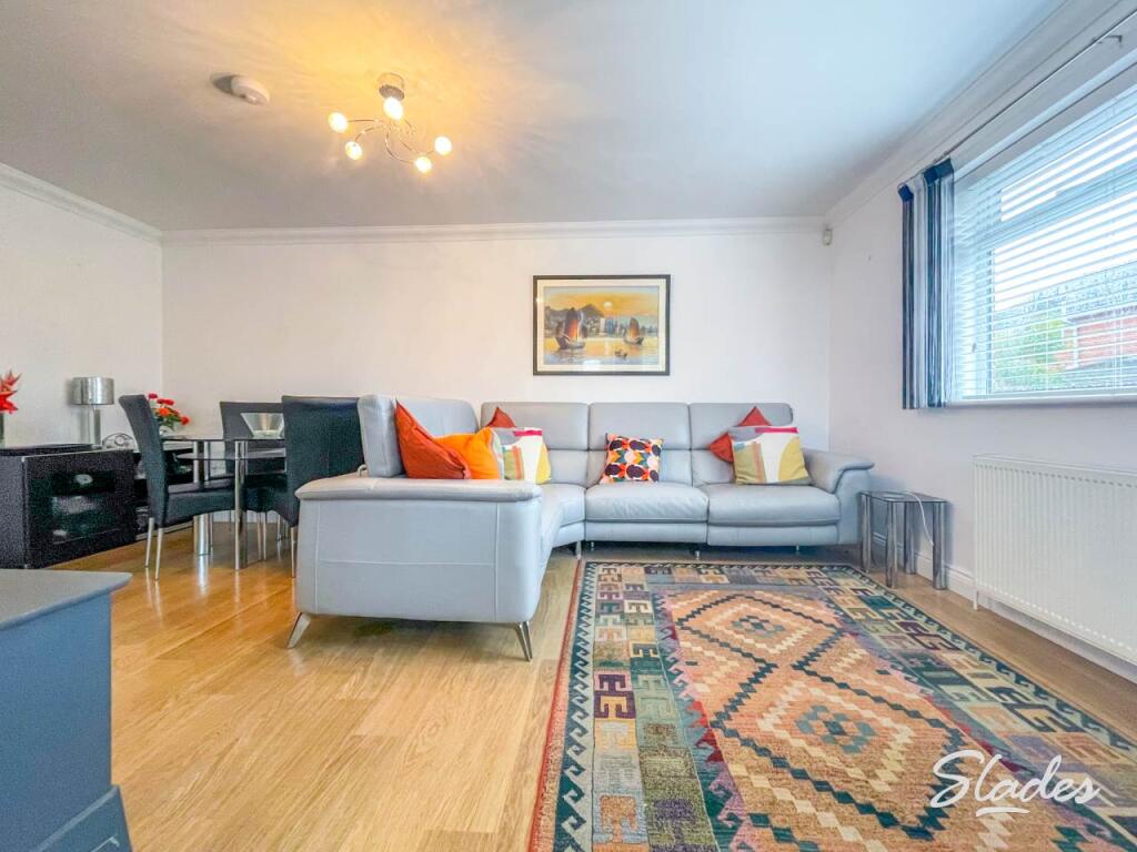 1 Avenue Court loung