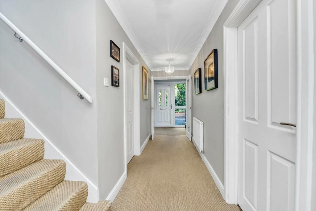 8 Sicklesmere Road [Hall].jpg