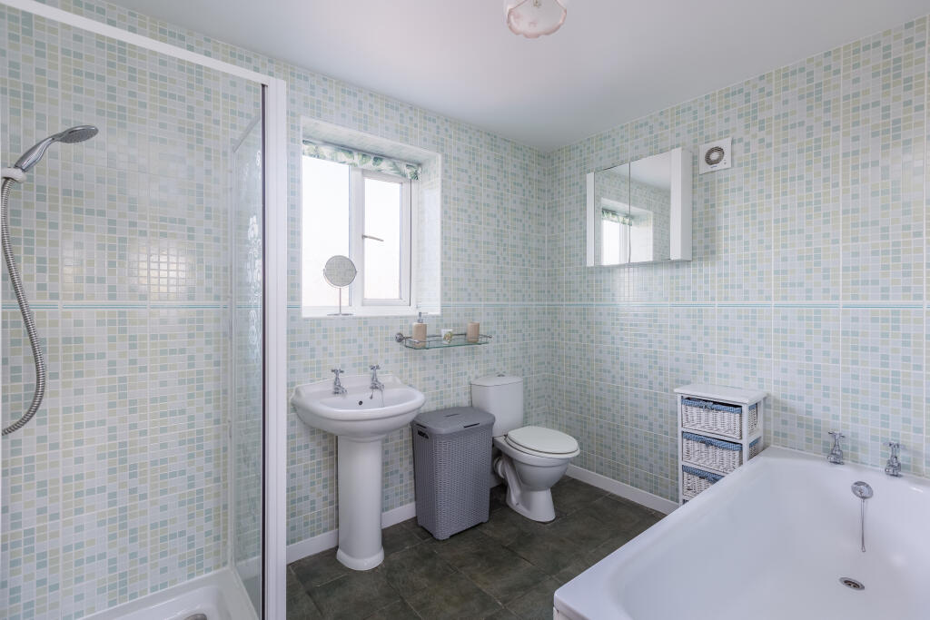 Beckett Close 2 Bathroom