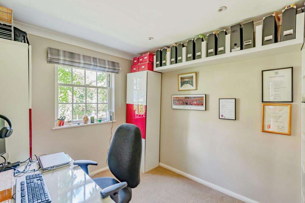 Home office - Bedroom 5