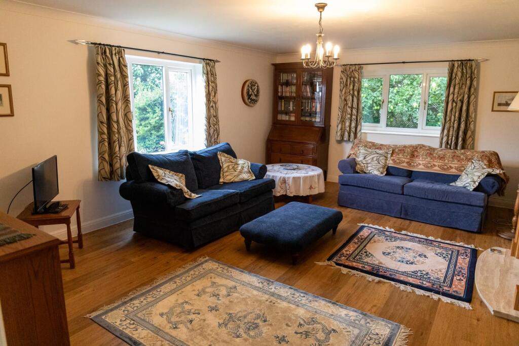 Living Room 7.JPG