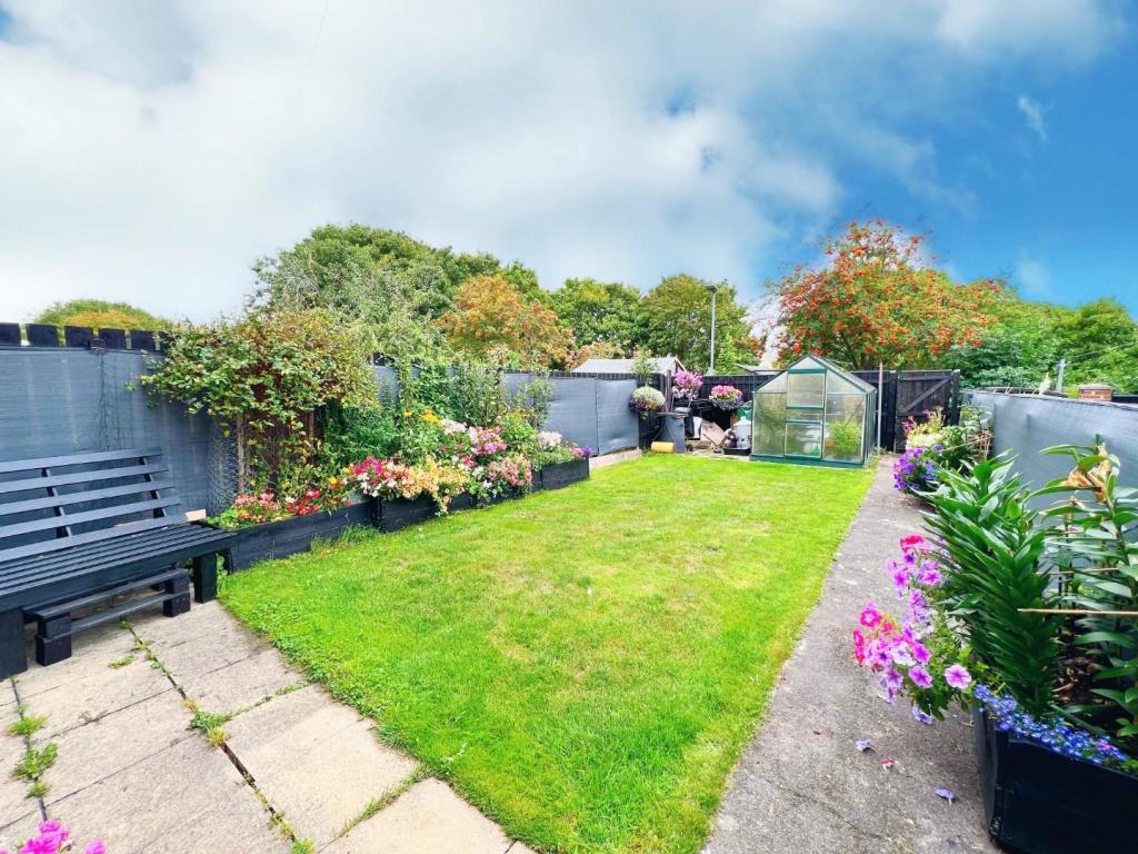 Front Garden 1.jpg