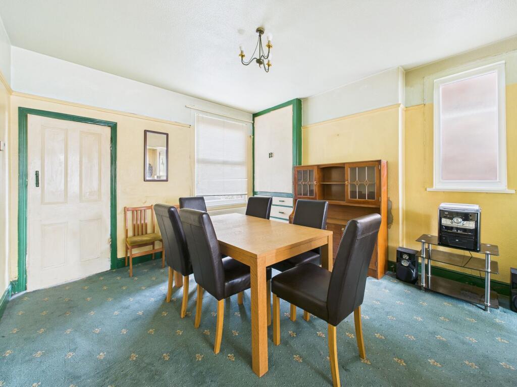 Lounge/Dining Room