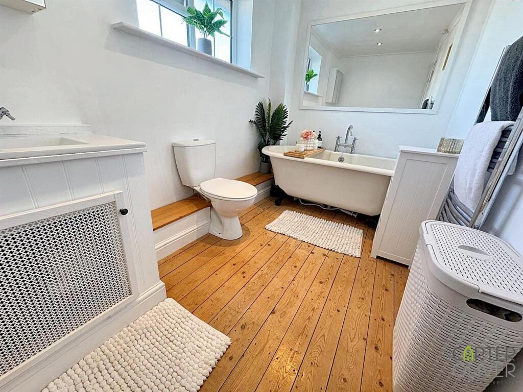 BATHROOM (FRONT)