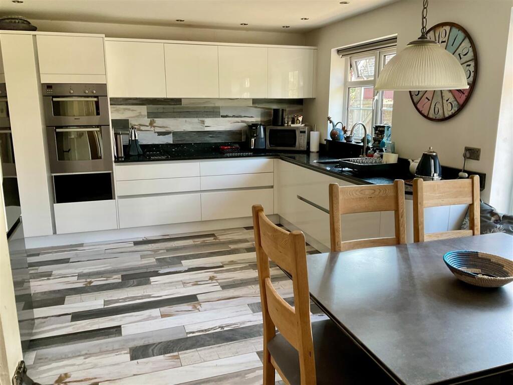 Kitchen pic2.jpg
