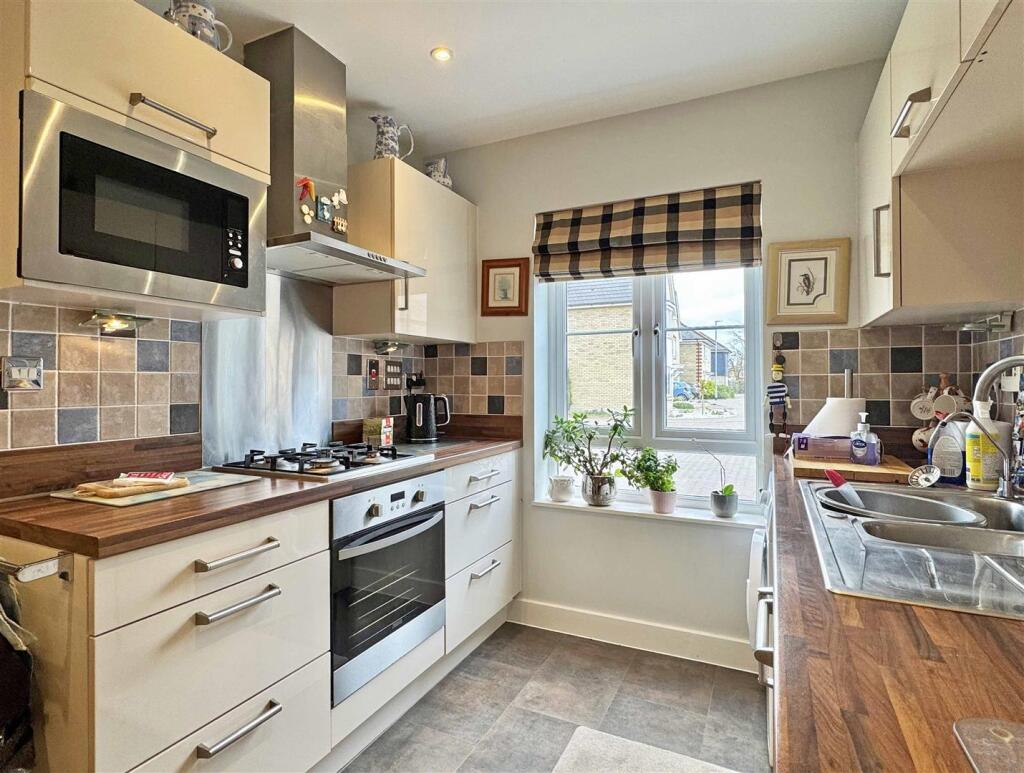 Kitchen b.jpg