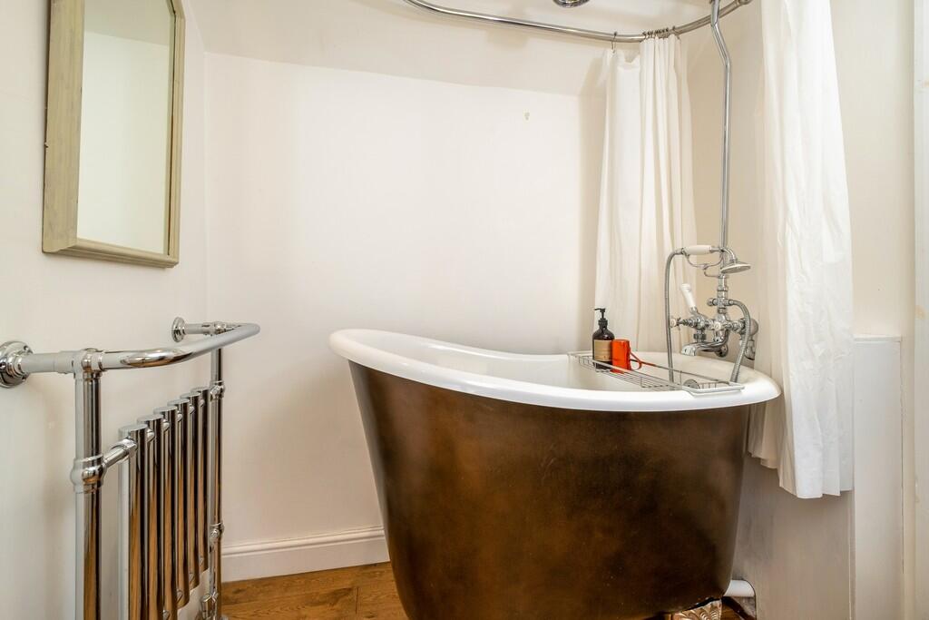 1440px-Neates Cot...