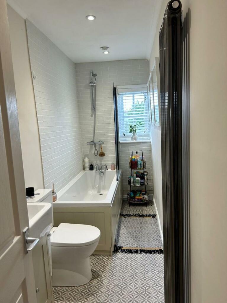 bathroom 18 high street.jpg