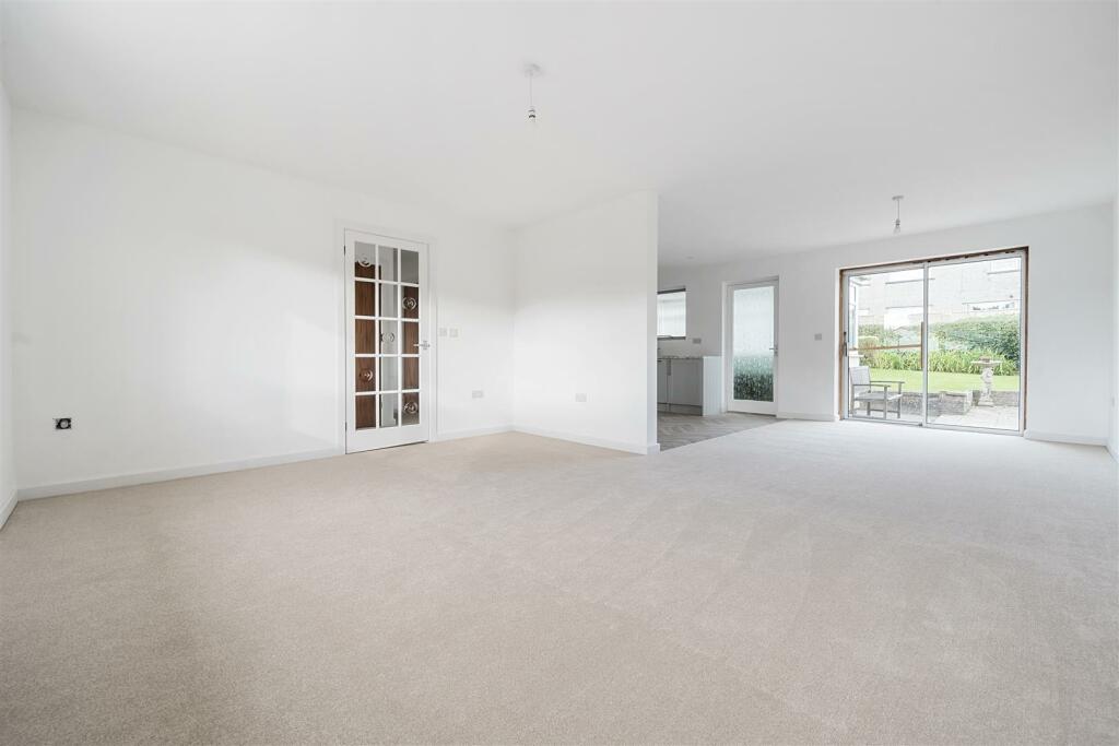 OPEN PLAN LOUNGE/KITCHEN/DINING ROOM