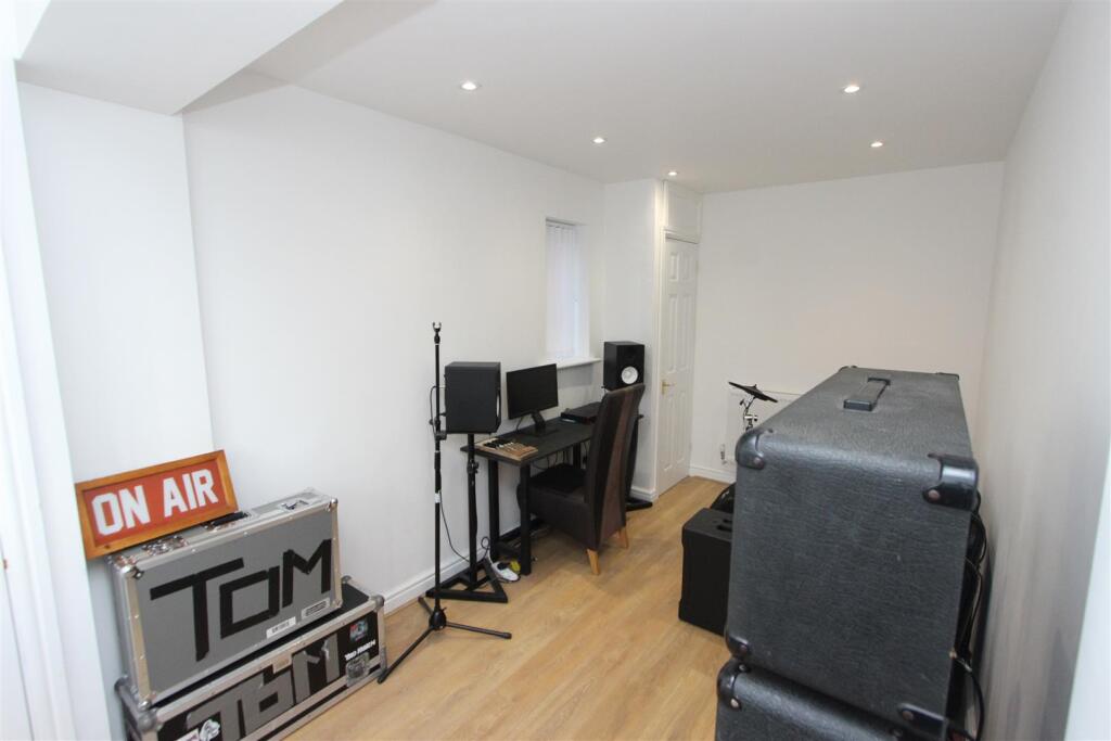 2757 ee office bed 4.JPG