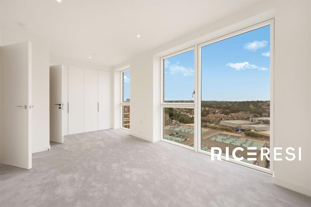 Master Bedroom/En-suite