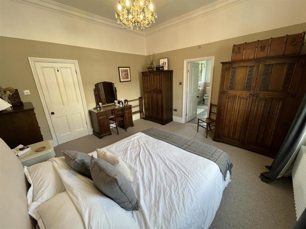 Bedroom 1 Aspect 3.jpg