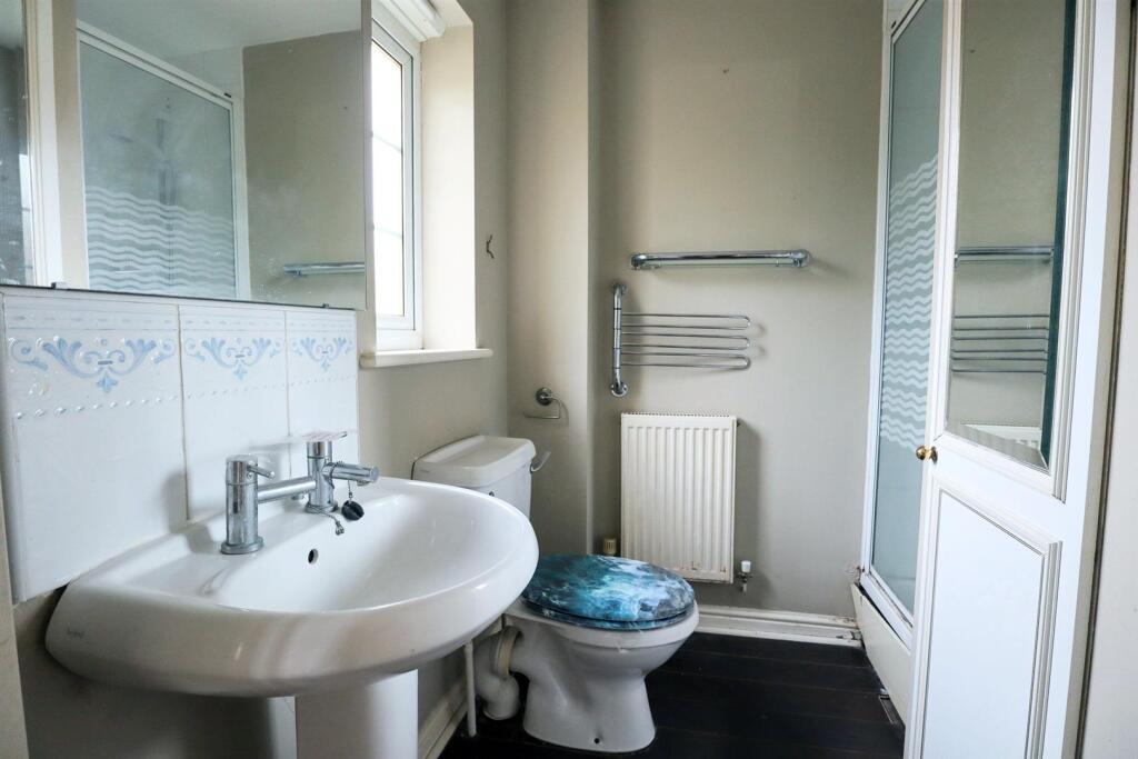 Ensuite (Bed 1).jpg
