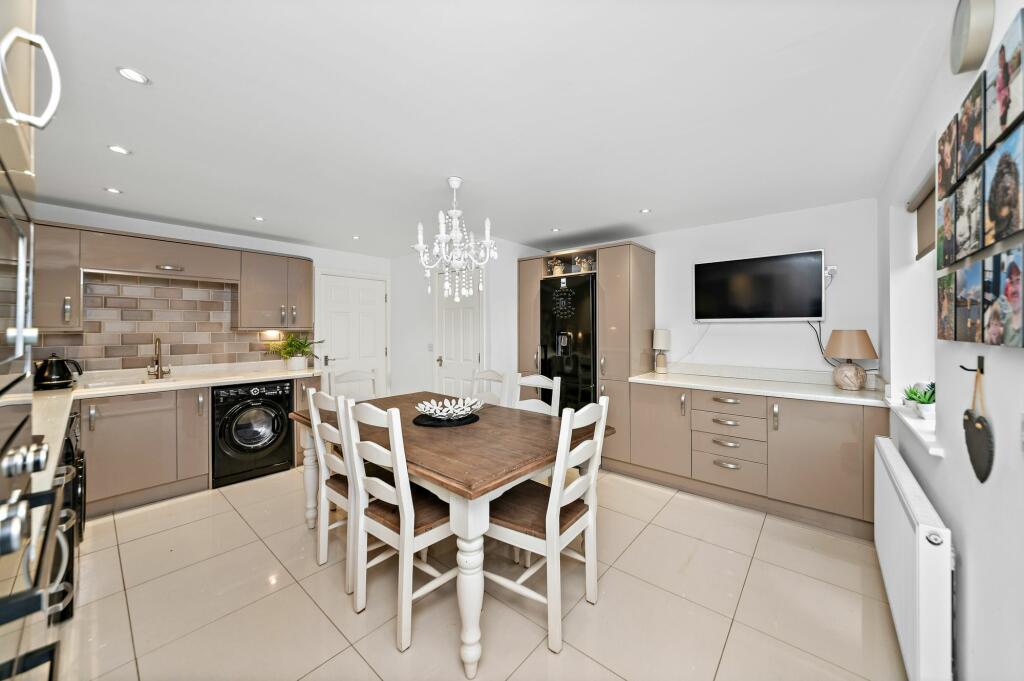 OPEN-PLAN DINING KITCHEN