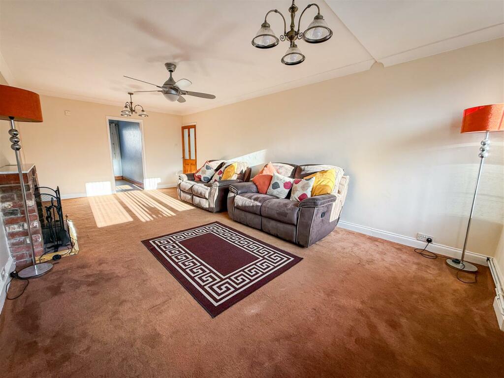 ALTERNATE VIEW OF LOUNGE/DINER